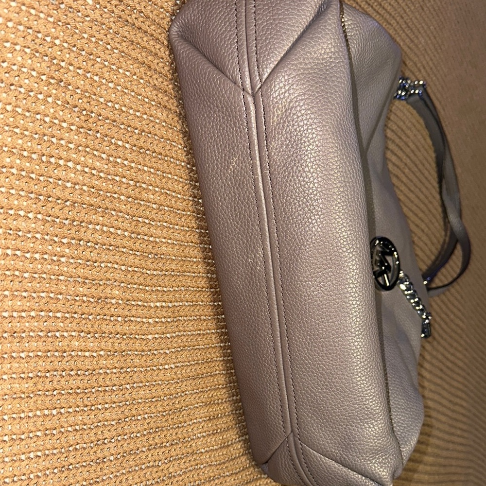 Michael Kors Gray Leather Shoulder Bag with Slouchy Design - Picture 2 of 9